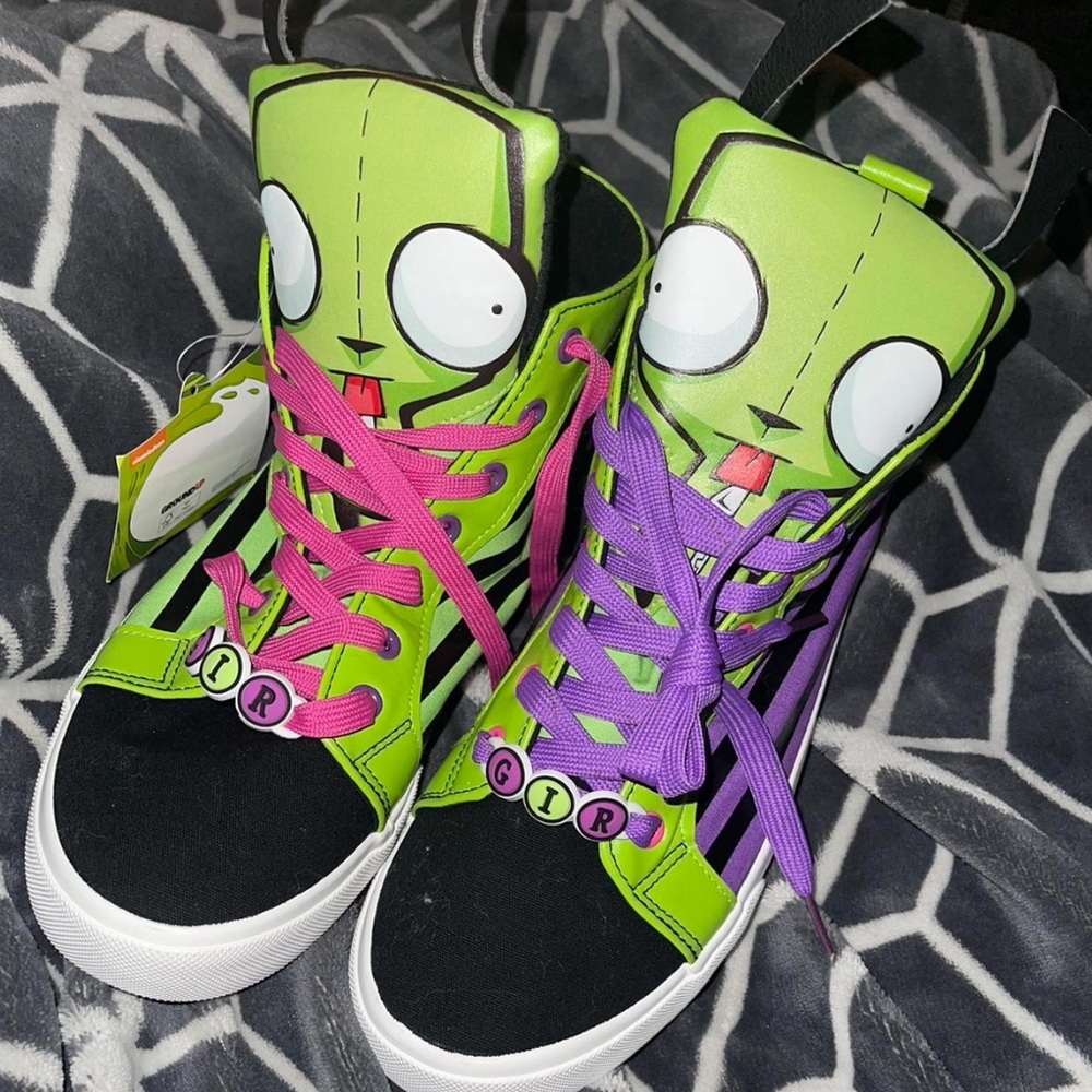 Gir hi tops